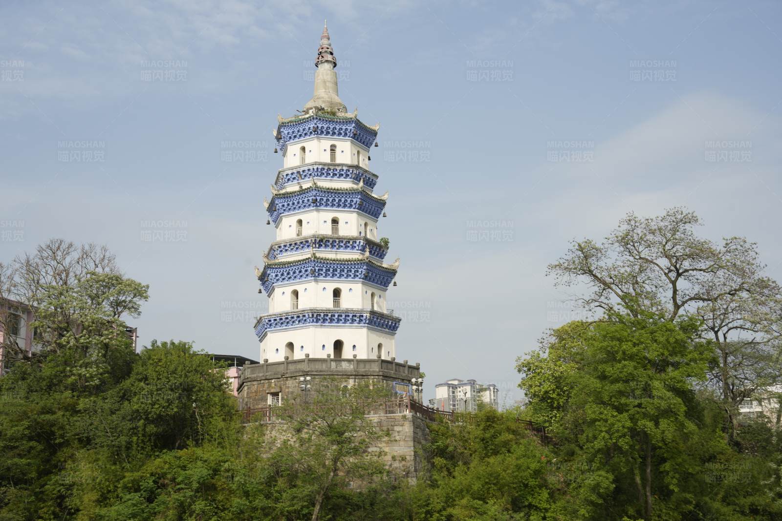 古塔聳立綠樹間