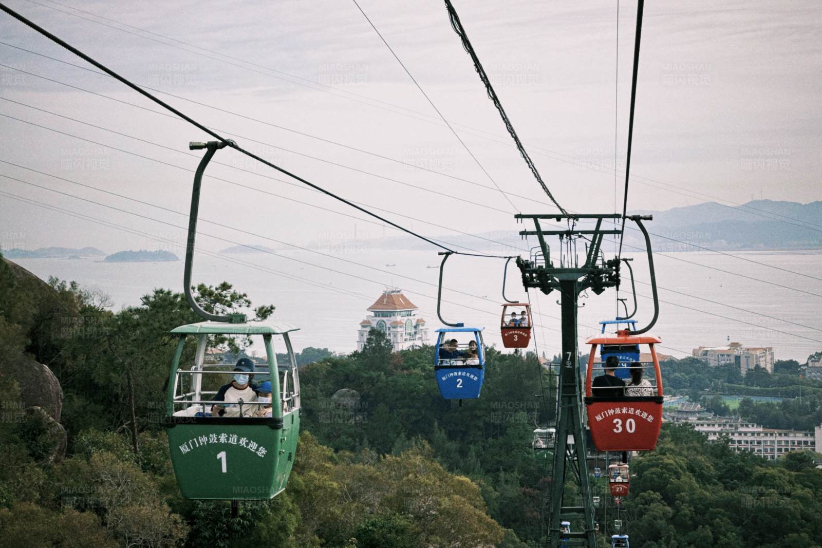 山間纜車風景圖
