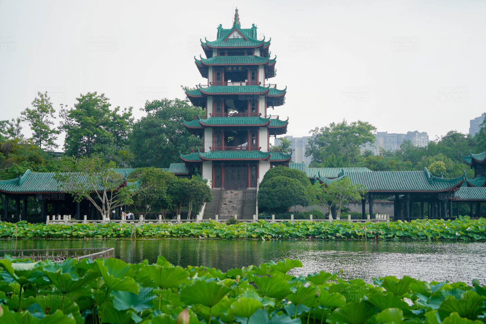 湖畔古塔