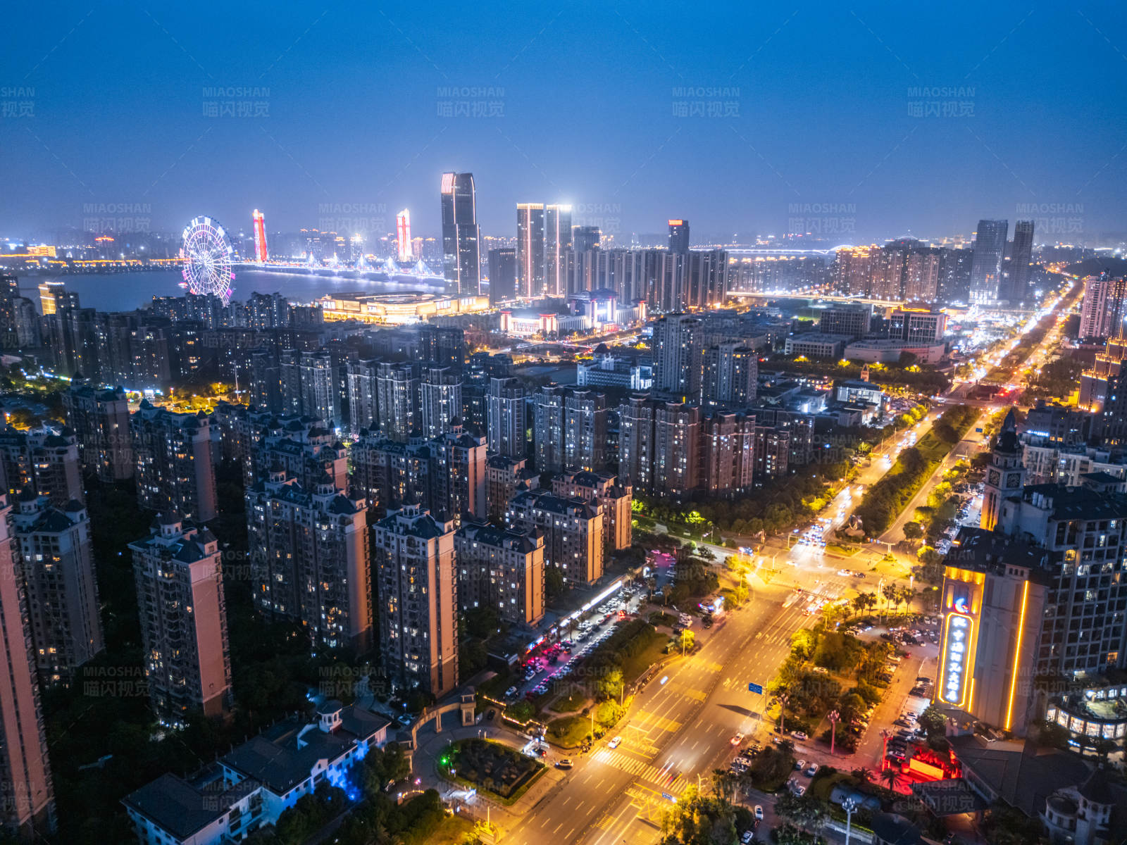 夜幕下的城市燈火輝煌