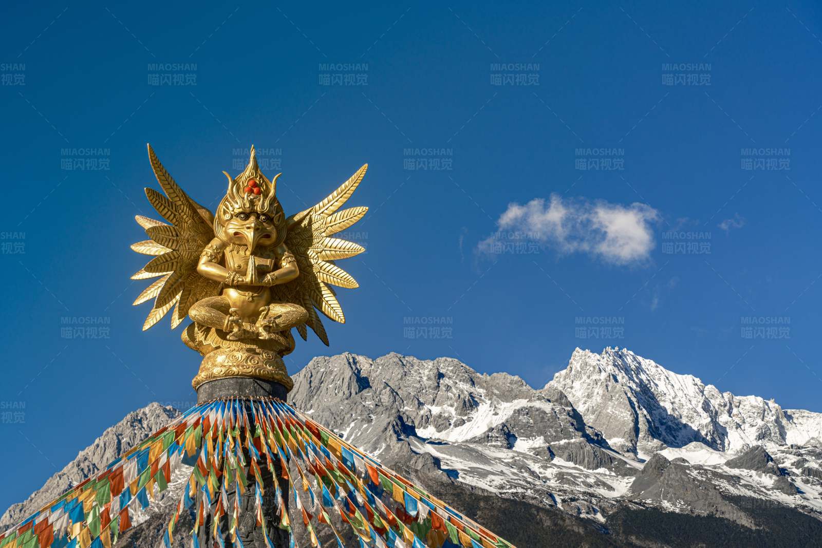 雪山之巔的金色佛塔