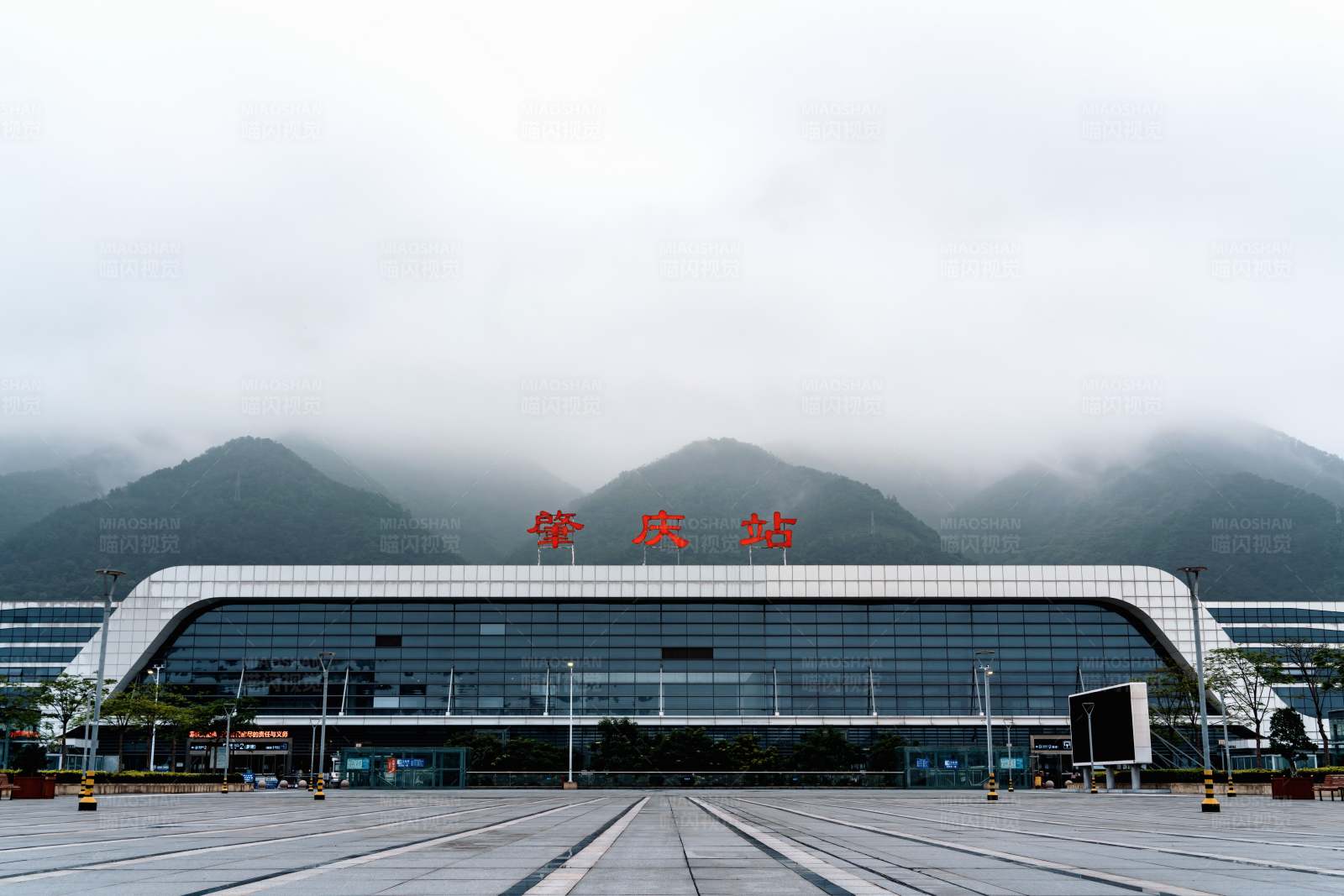 霧中山脈前的肇慶火車站