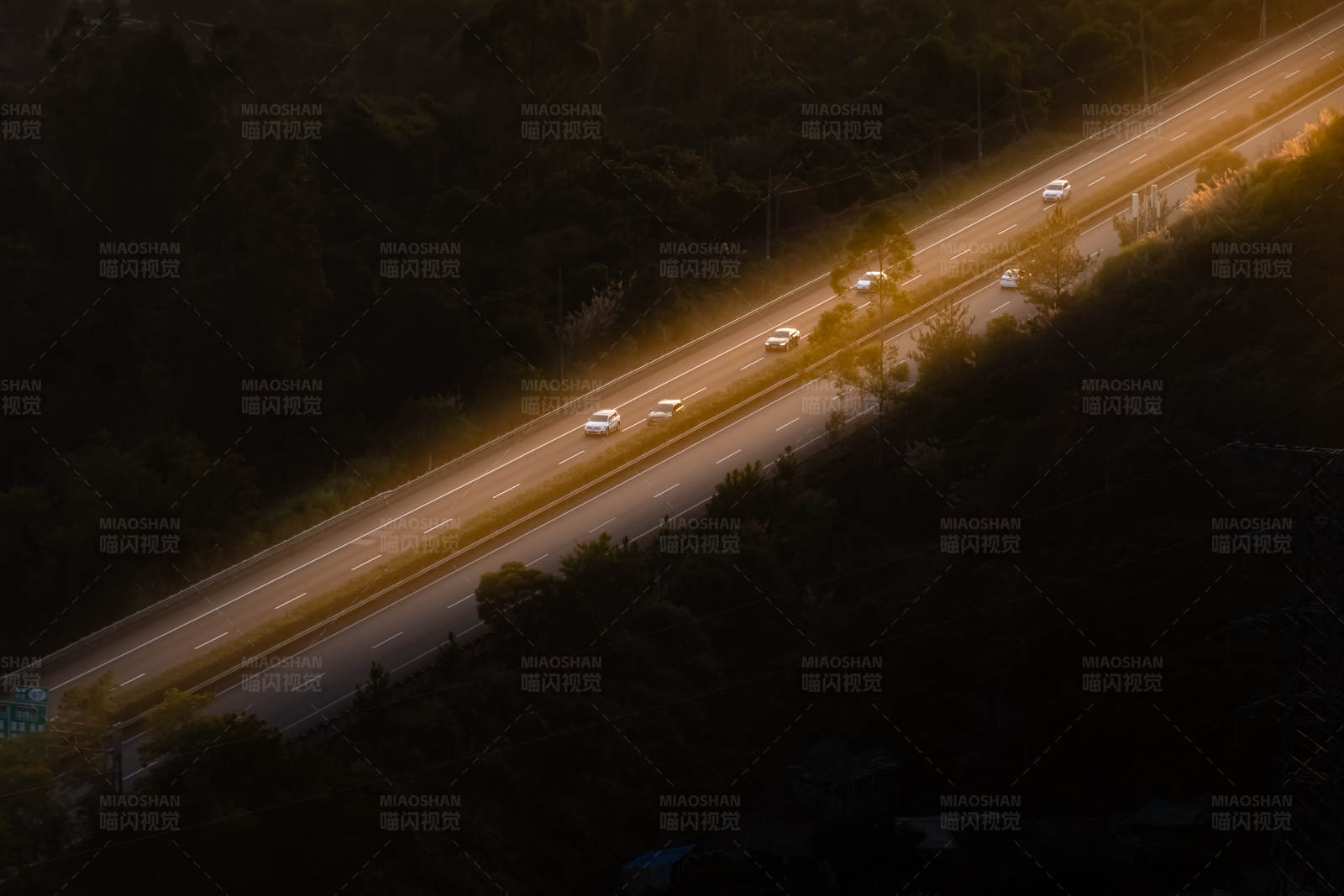 夕陽下的山路車流