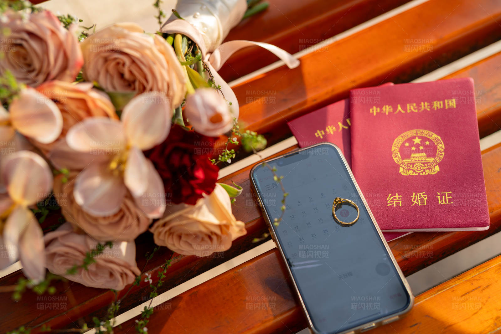 婚禮現場 結婚證與花束