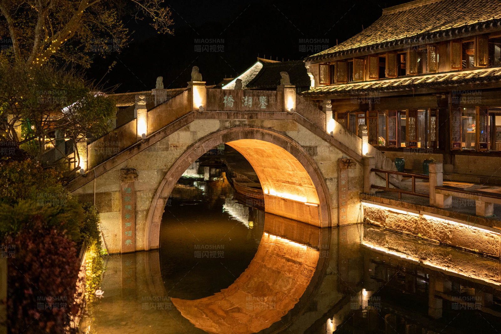 夜色古橋映水中