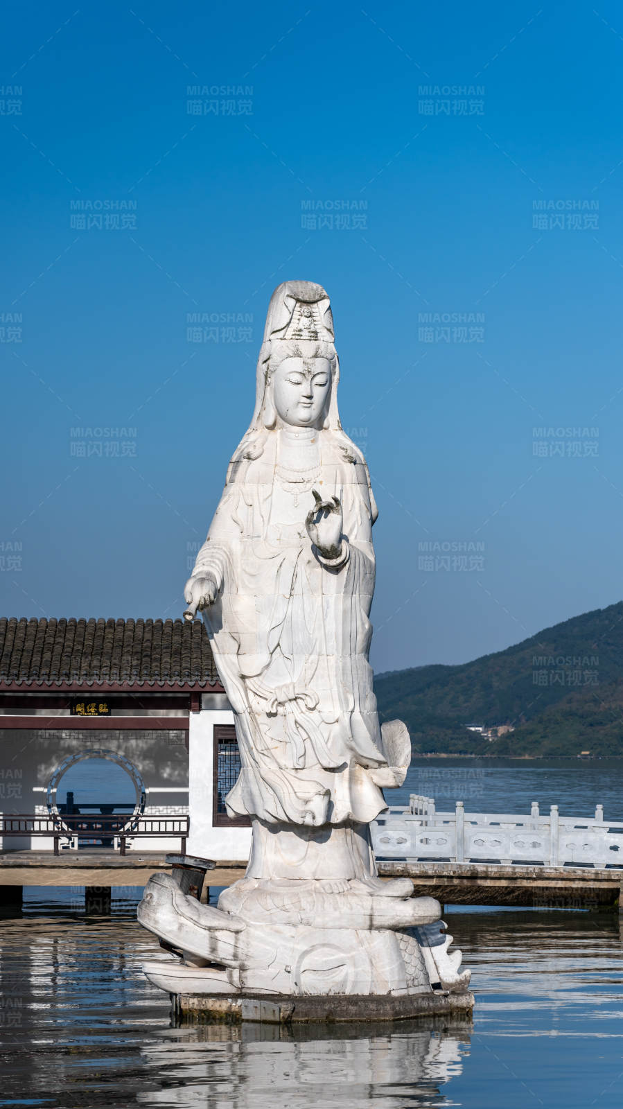 湖畔觀音像