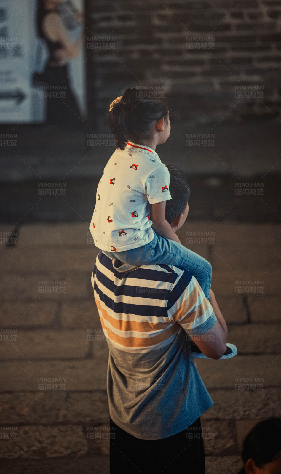 肩上的童年