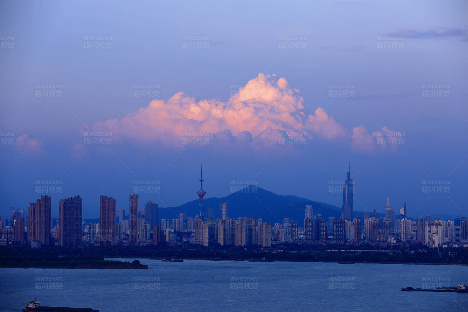 日落時(shí)南京城市天際線與云彩