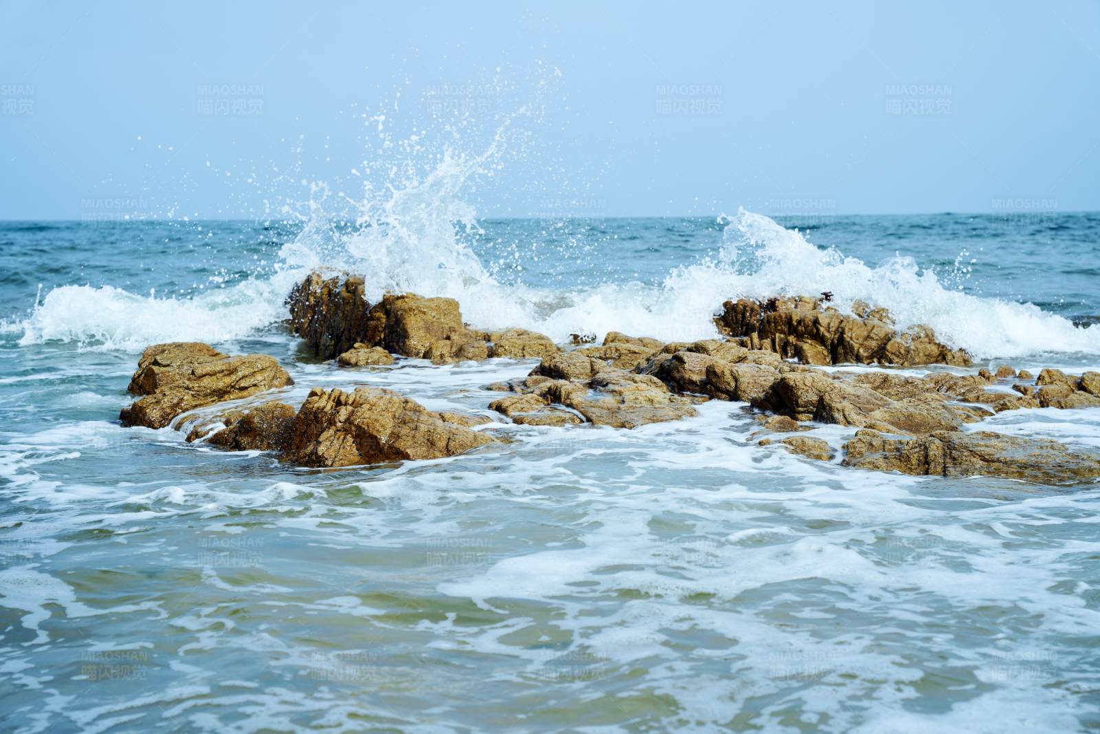 海浪沖擊巖石