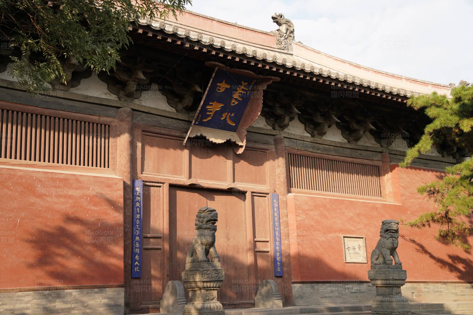 古寺門前石獅守