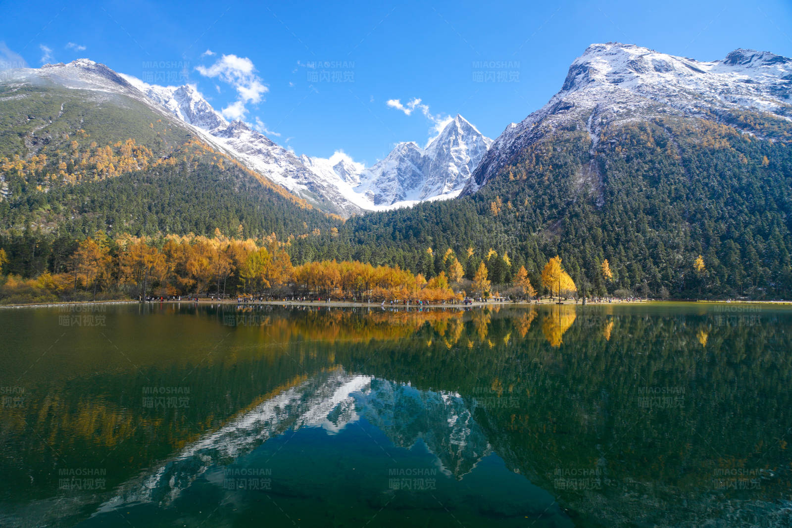 秋日雪山湖光