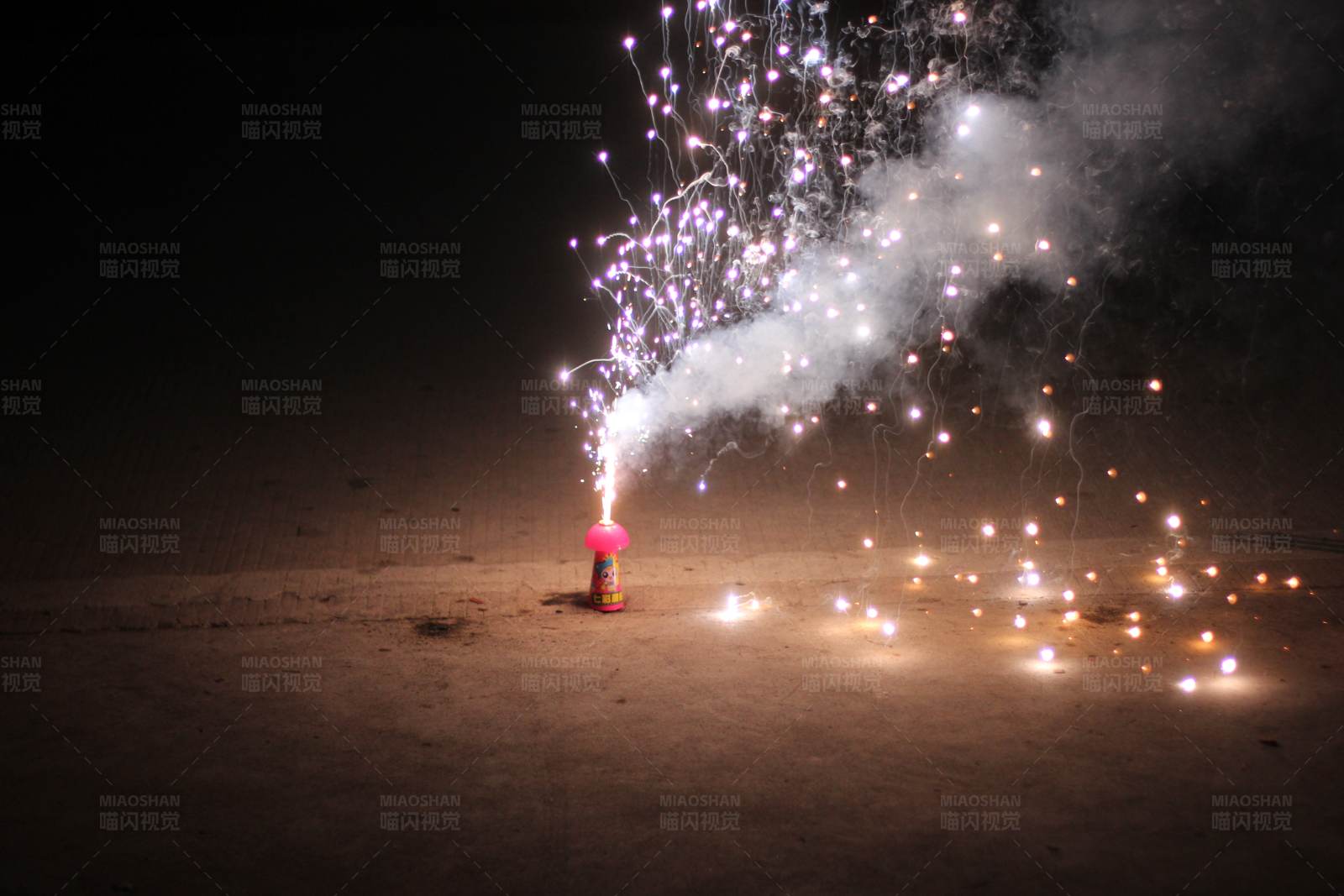 夜空下的煙花綻放