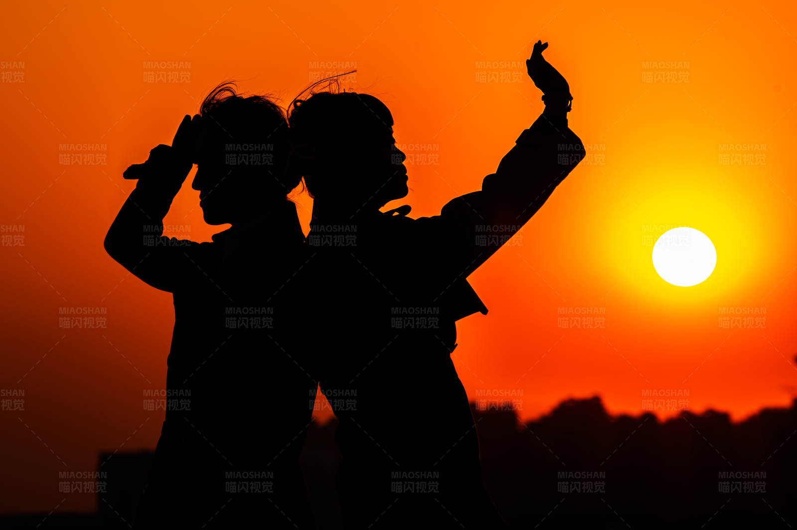夕陽下的剪影自拍