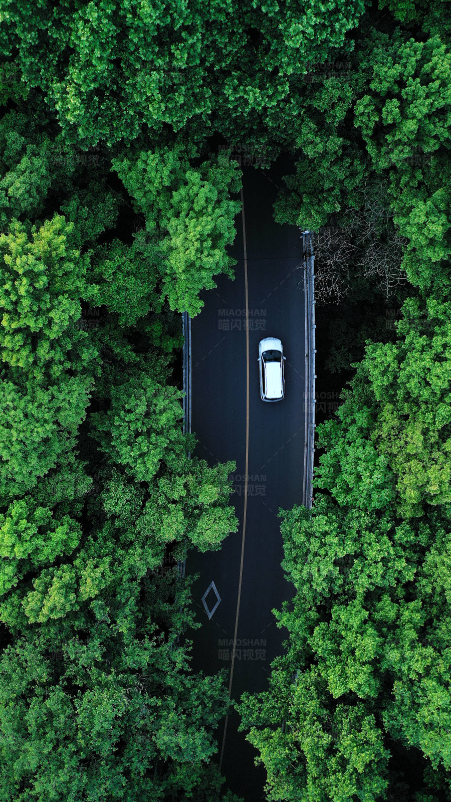 航拍南京環陵路上的一輛白色汽車
