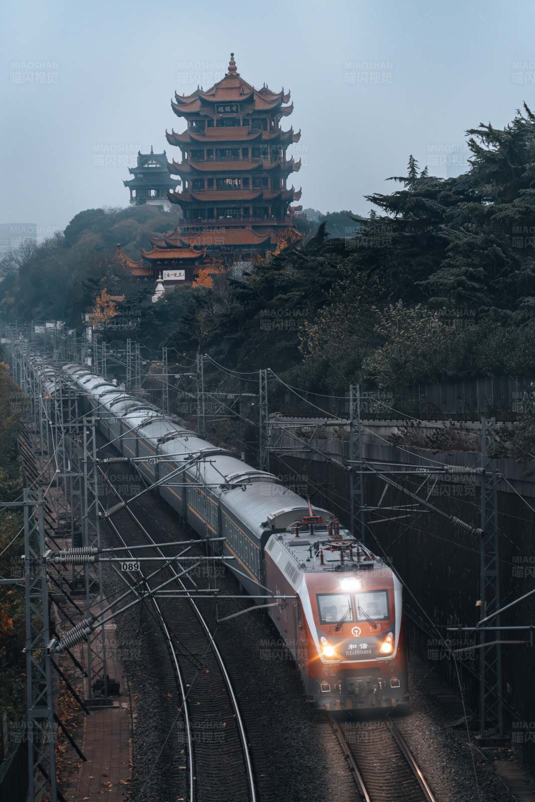 武漢黃鶴樓下的火車