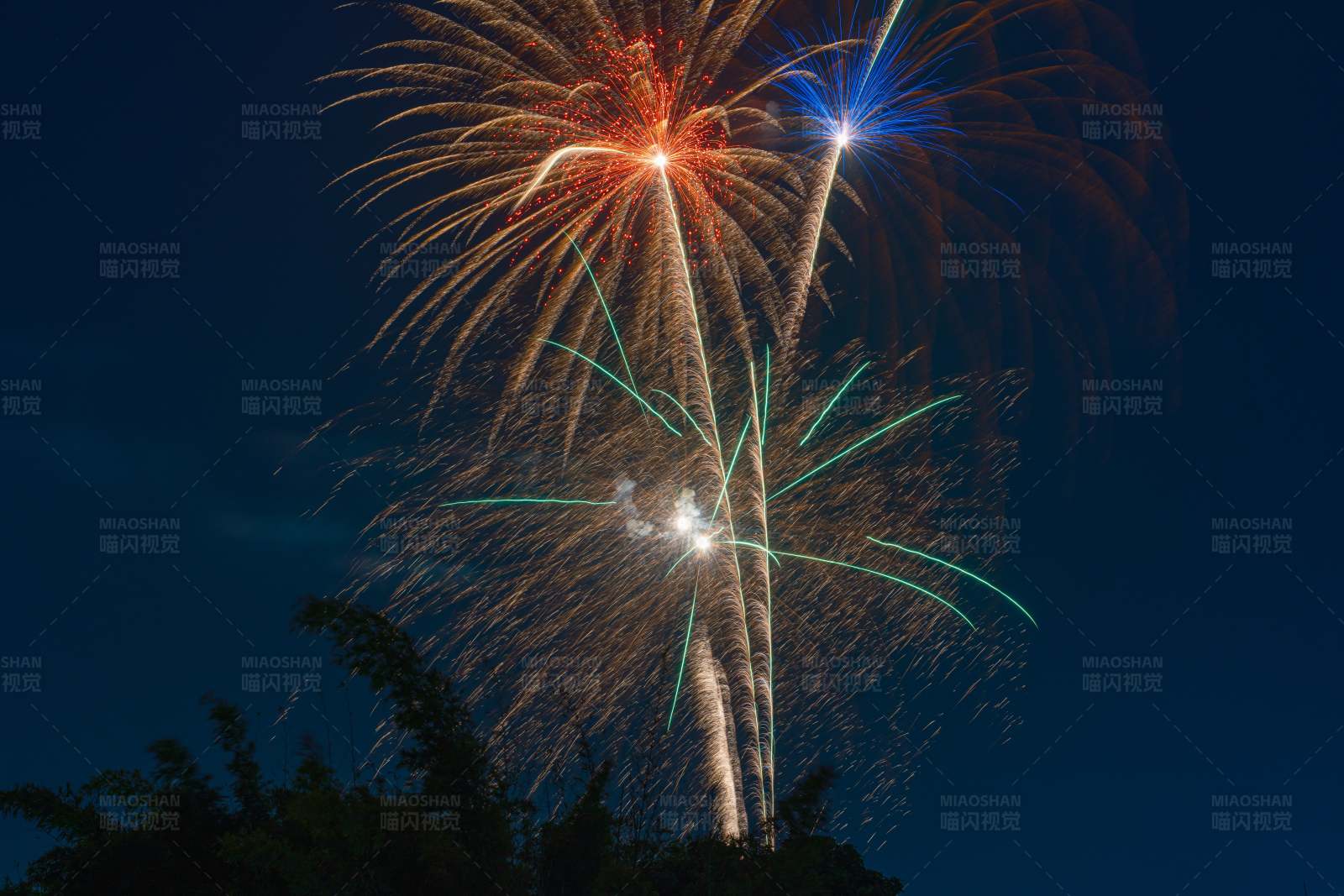 夜空中的煙花綻放