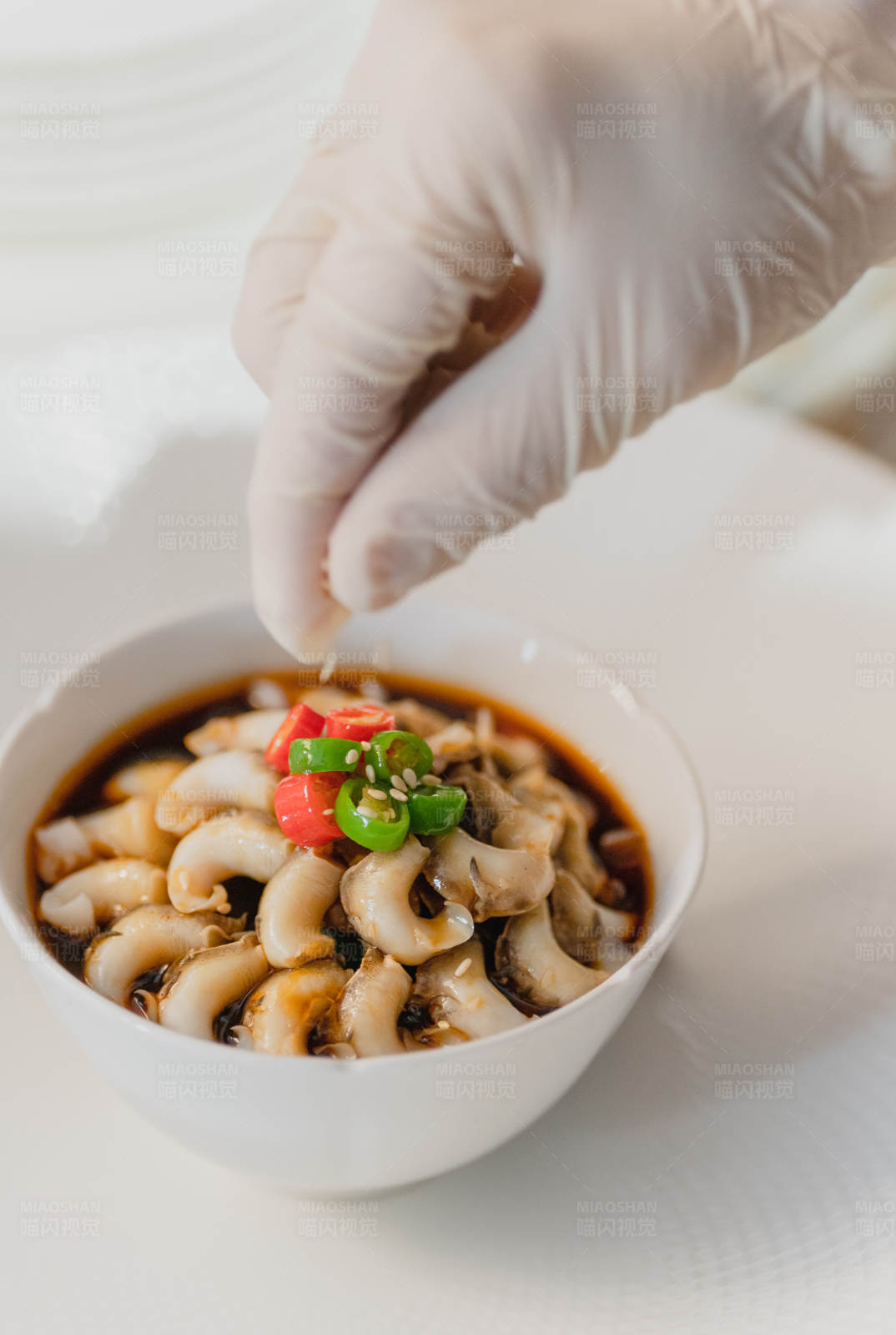 手套點綴美味魷魚碗