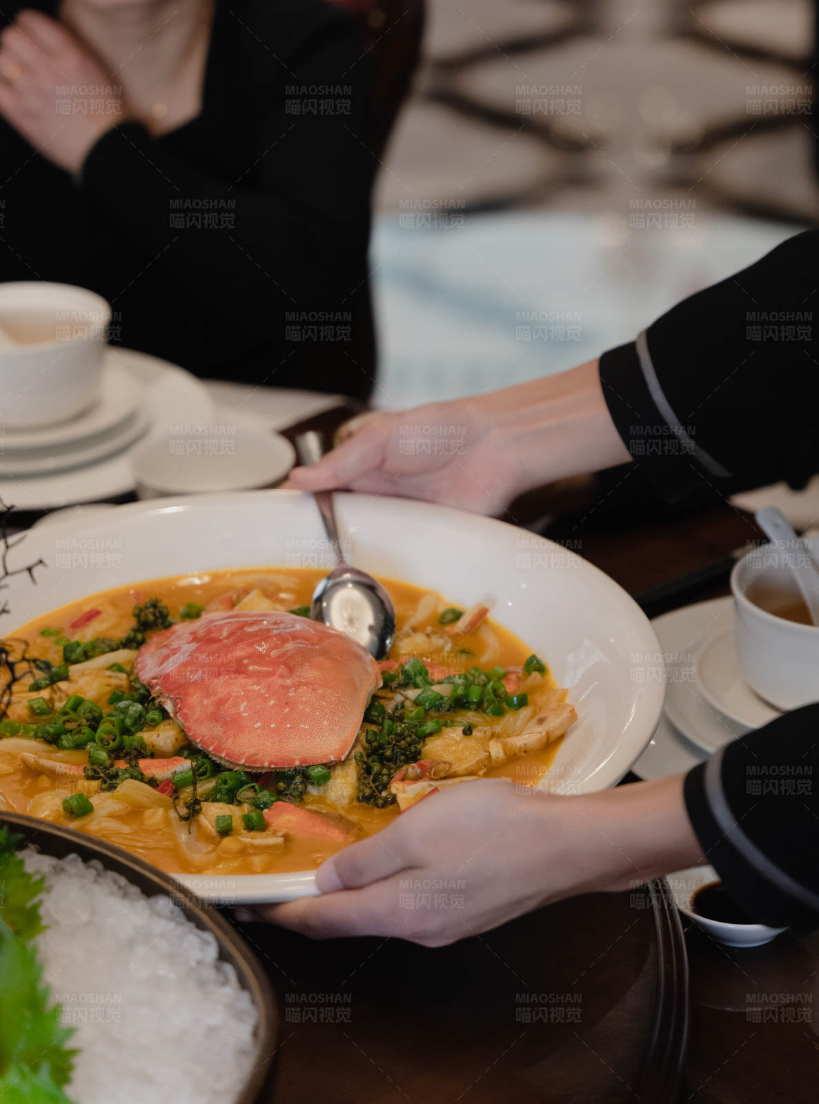 服務員端上美味咖喱飯