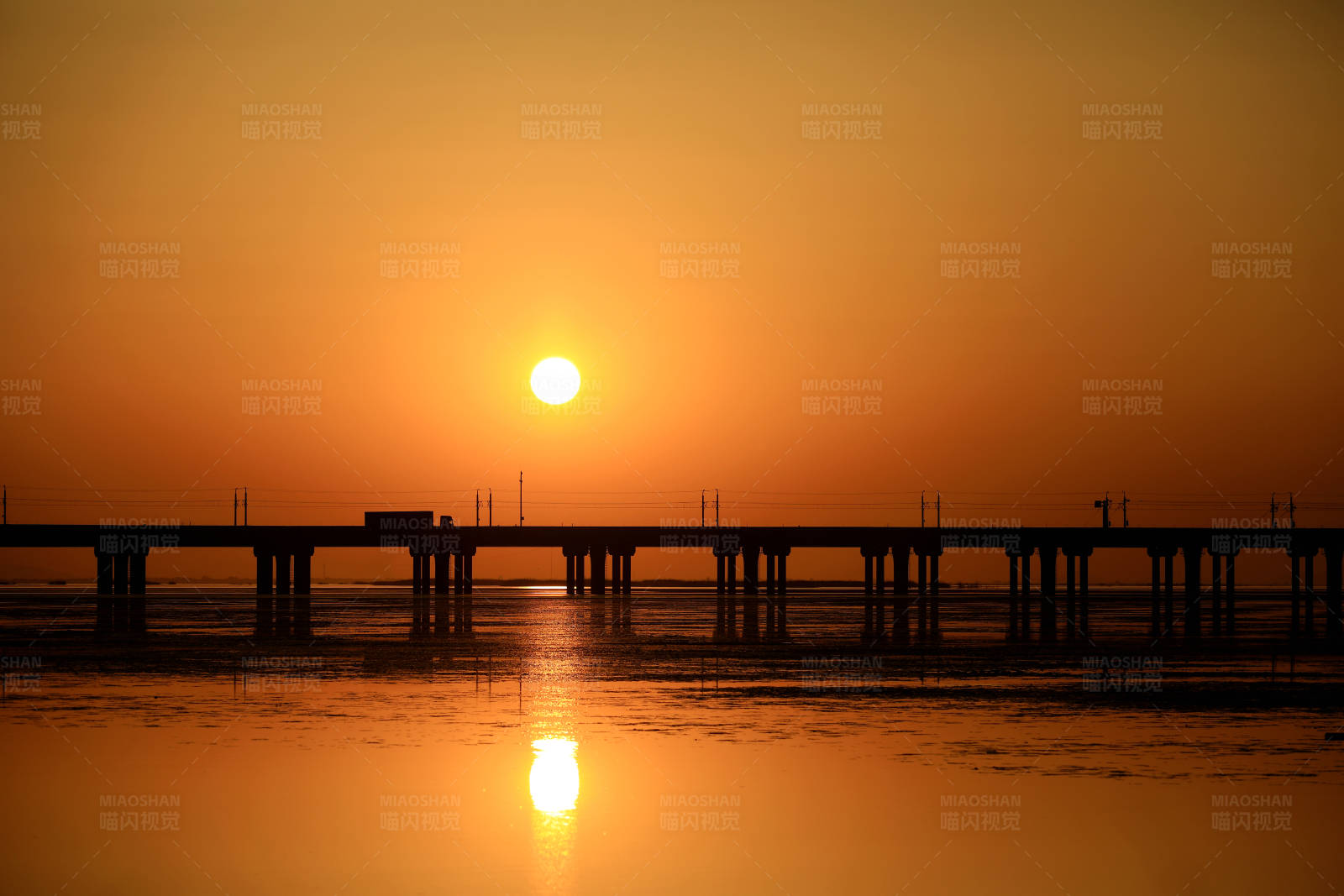南京石臼湖特大橋夕陽剪影