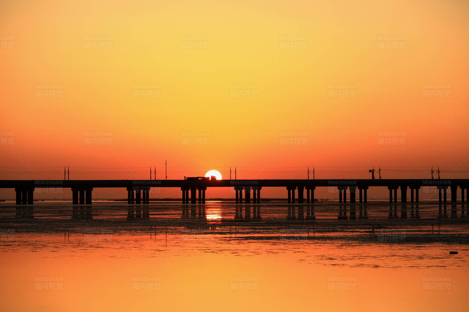 南京石臼湖特大橋夕陽剪影