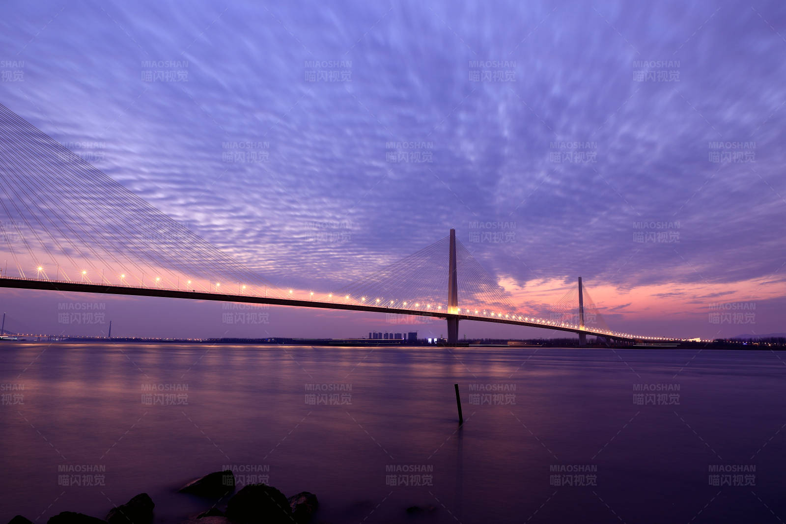 暮色中的南京大勝關(guān)長(zhǎng)江大橋
