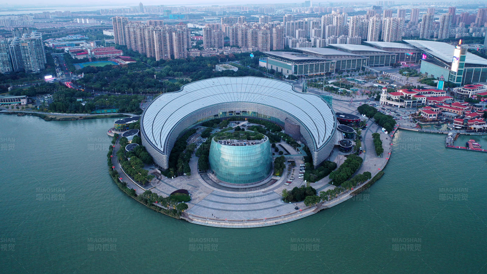航拍蘇州金雞湖畔蘇州文化藝術中心