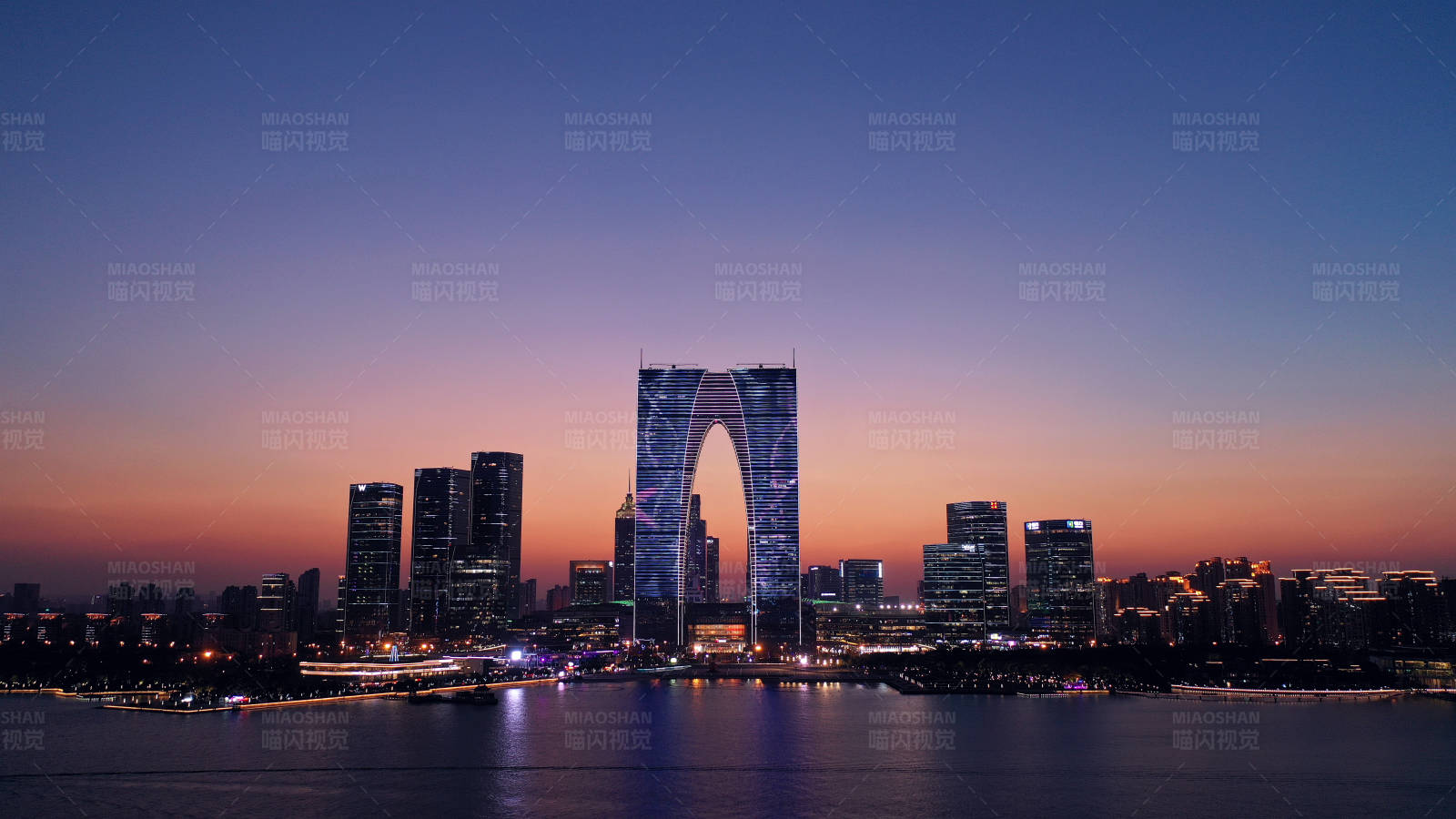 航拍蘇州金雞湖畔東方之門夜景