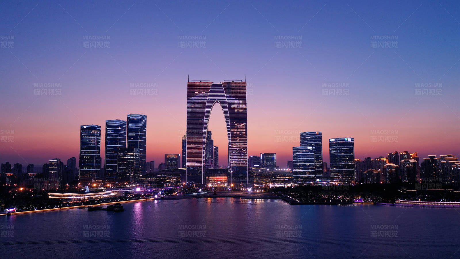 航拍蘇州金雞湖畔東方之門夜景