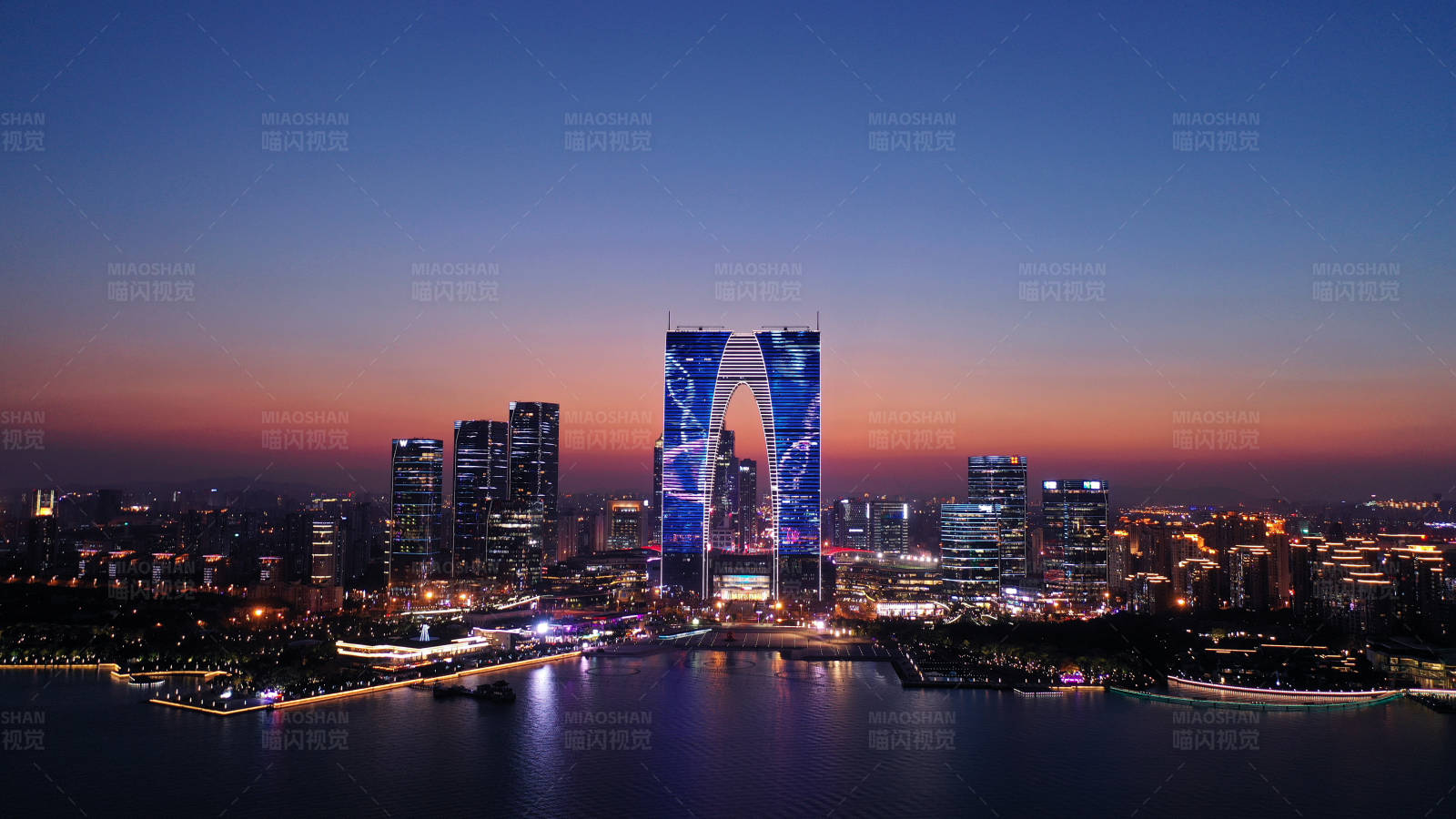 航拍蘇州東方之門夜景