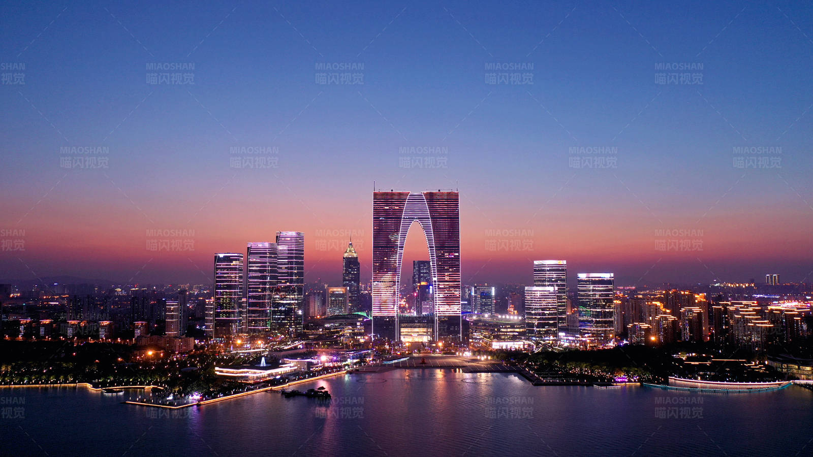 航拍蘇州東方之門夜景