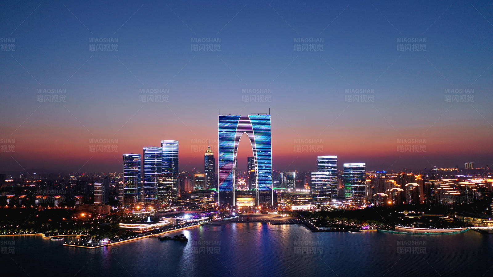 航拍蘇州東方之門夜景