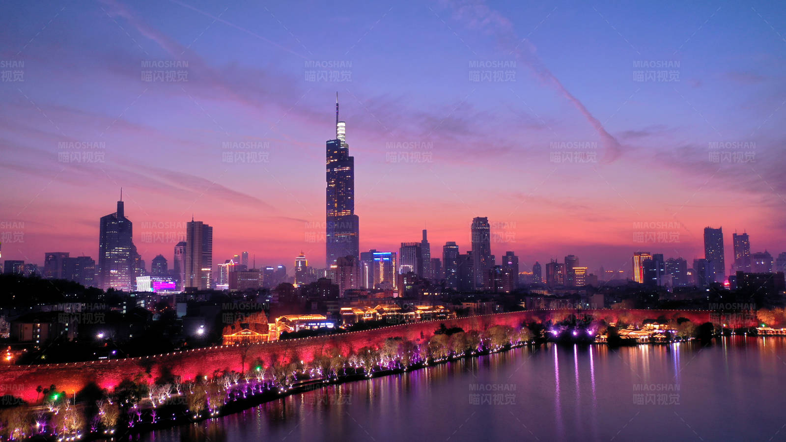 航拍南京玄武湖明城墻紫峰大廈夜景