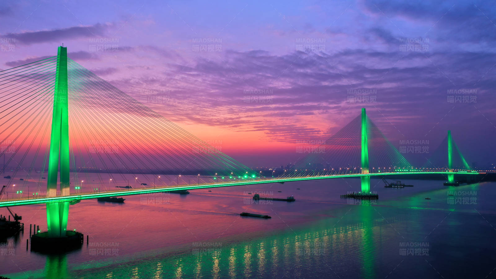 晚霞中的南京江心洲長江大橋