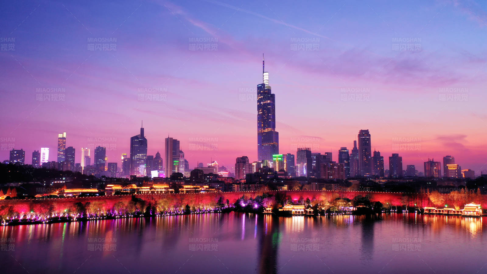航拍南京玄武湖和紫峰大廈夜景