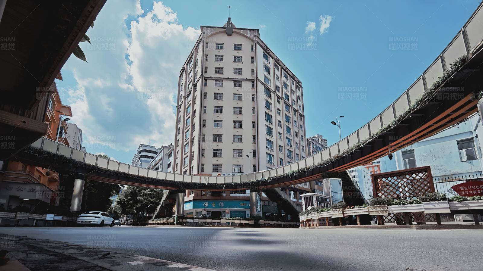 個舊市城市立交橋與高樓