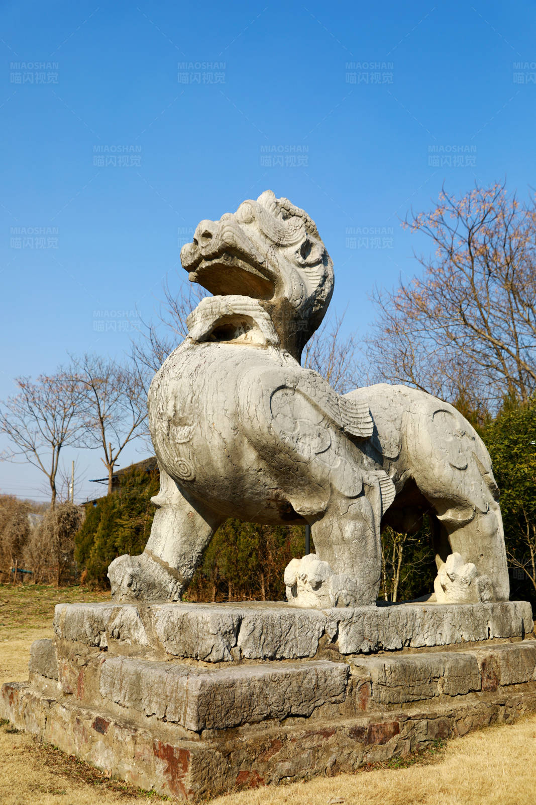 南京永寧陵神道石雕 瑞獸映藍天