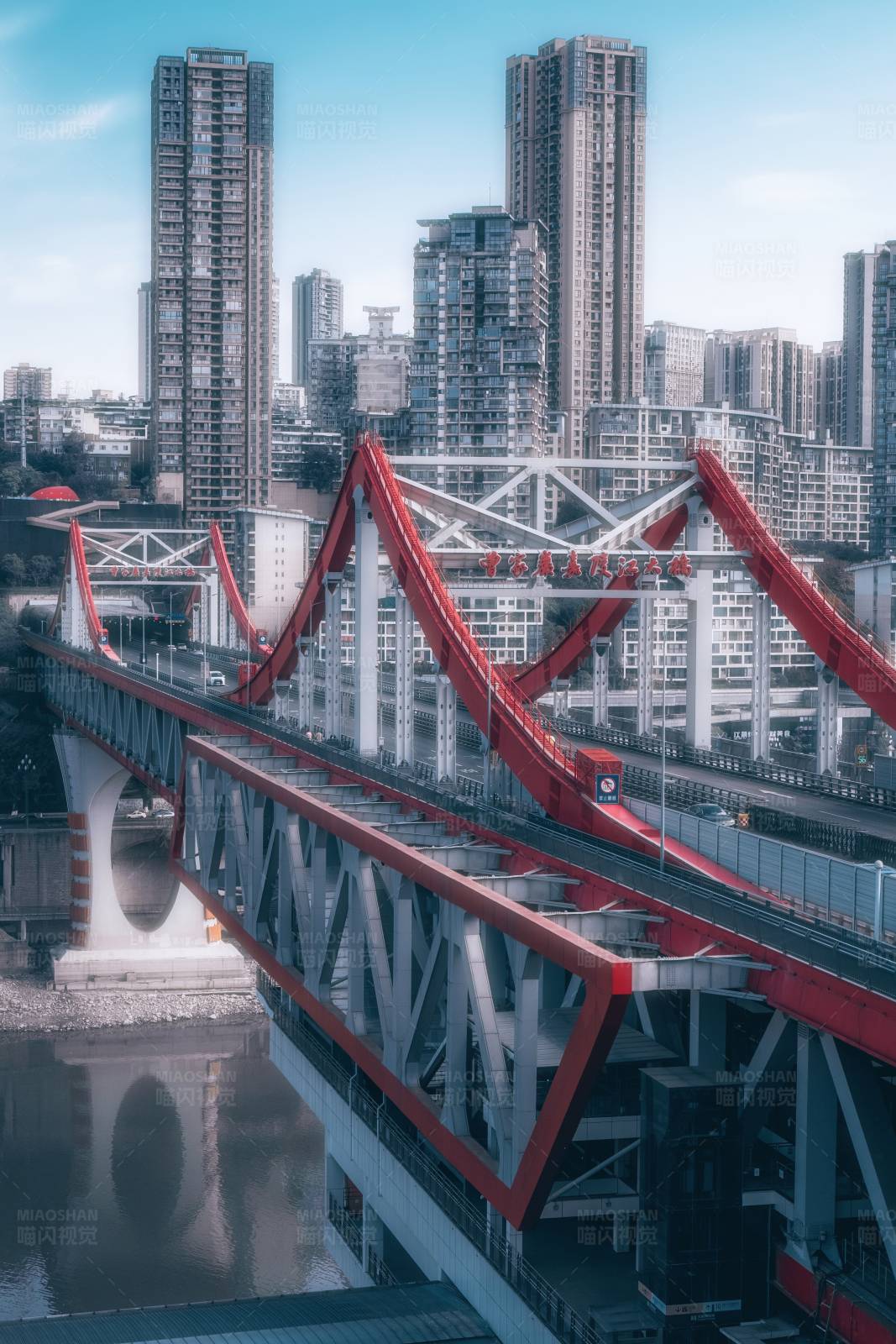 城市橋梁與高樓