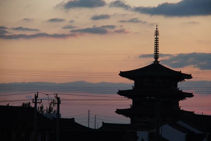 夕阳下的神华寺古塔剪影