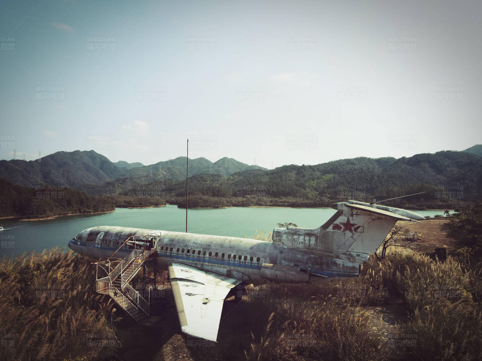 廢棄飛機與山水