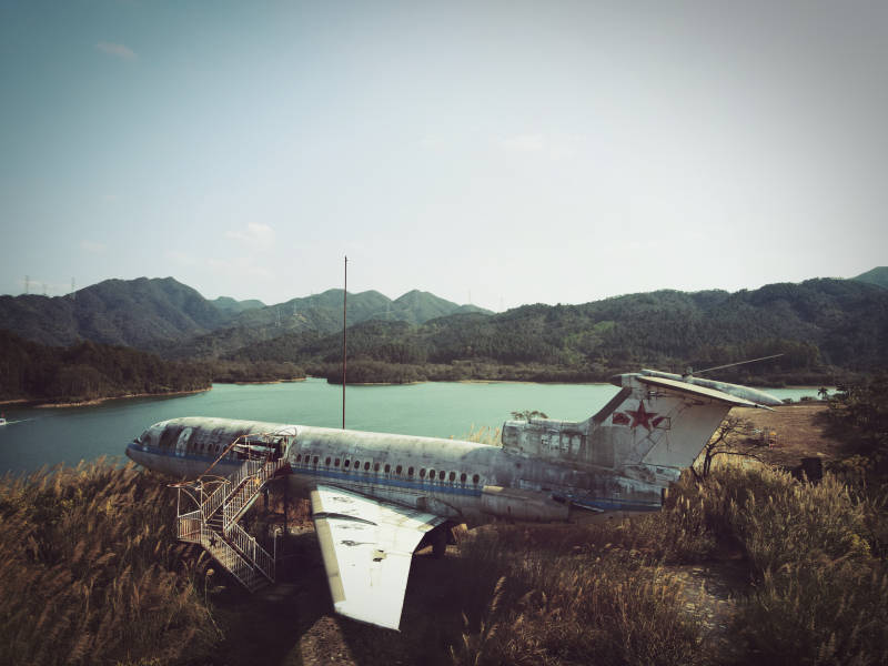 廢棄飛機與山水