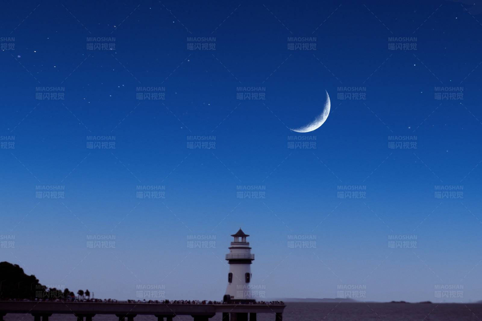 月夜燈塔