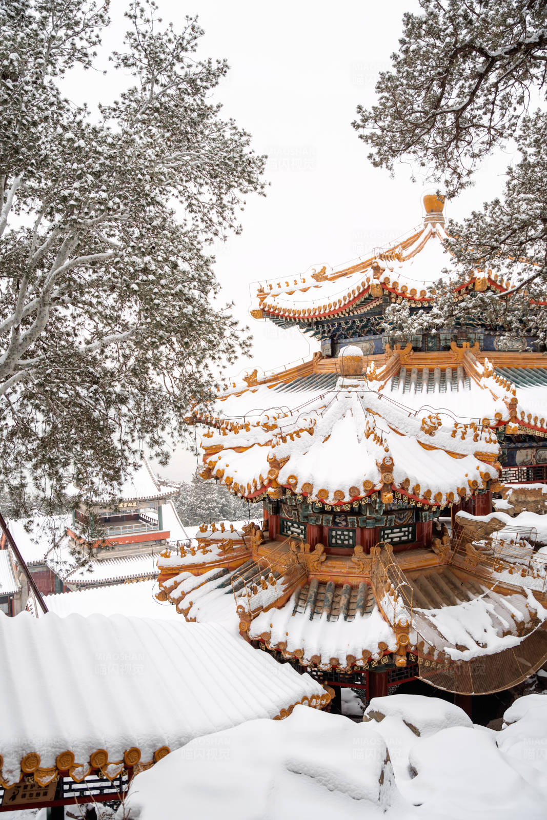 雪中的東方古建筑