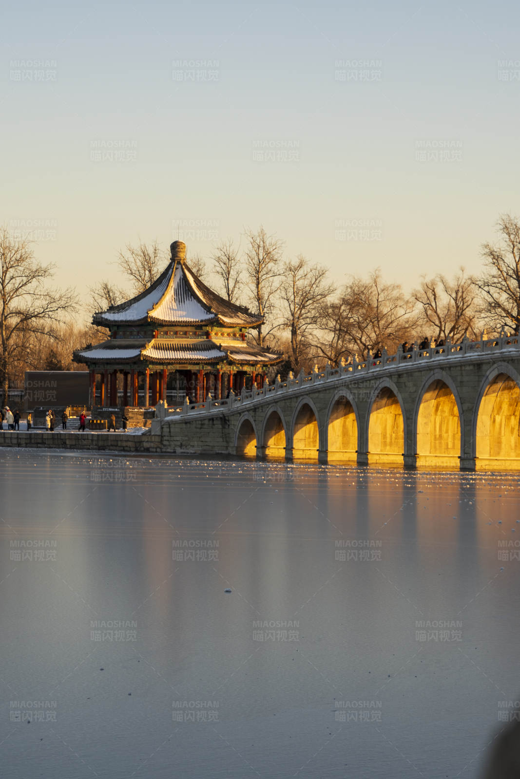 夕陽(yáng)下的古橋與亭子
