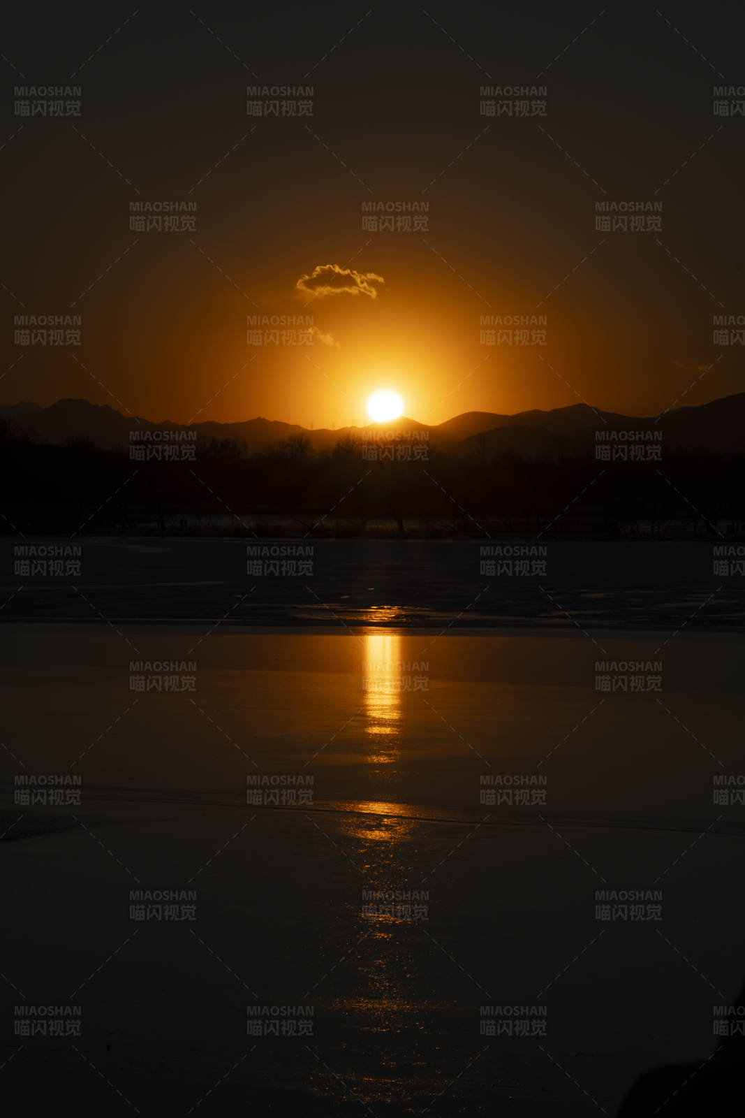 夕陽映山湖