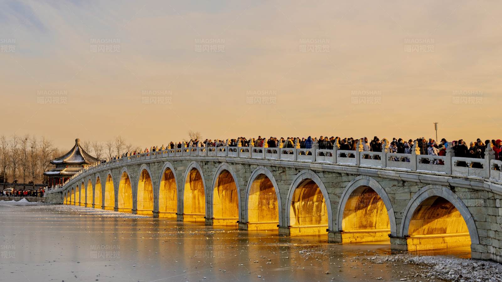 夕陽下的十七孔橋