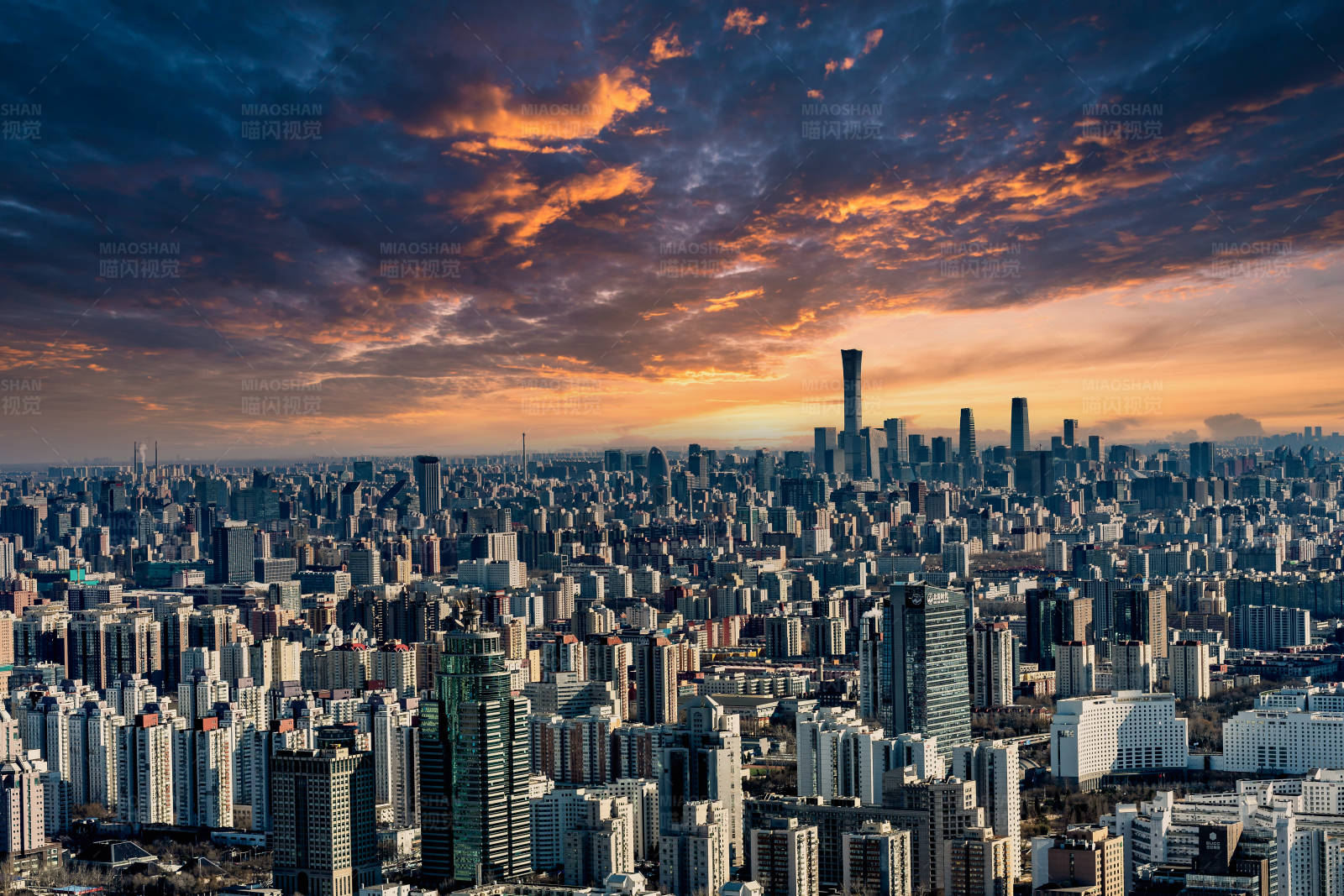 中國尊夕陽下的城市天際線