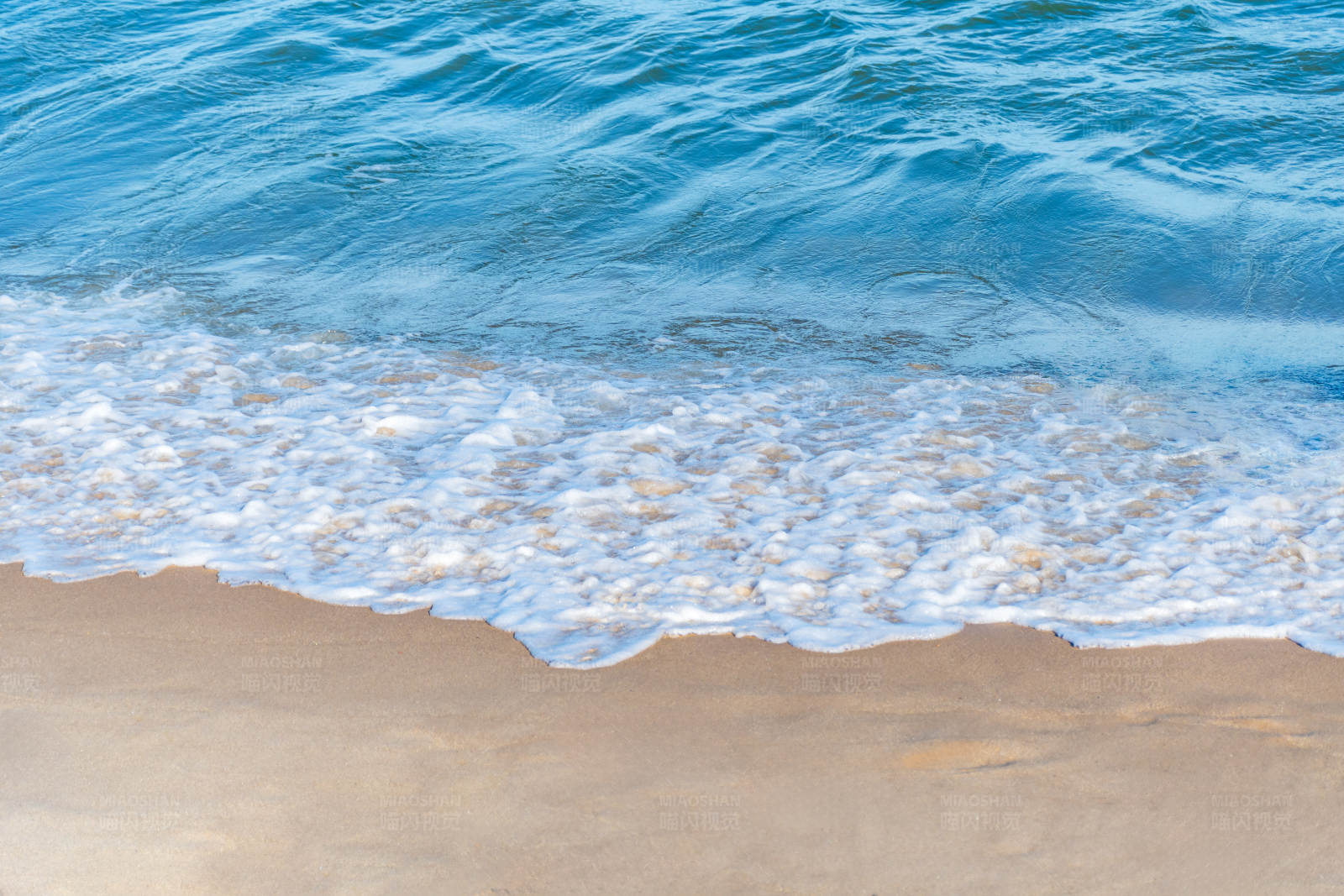 海浪輕拍沙灘
