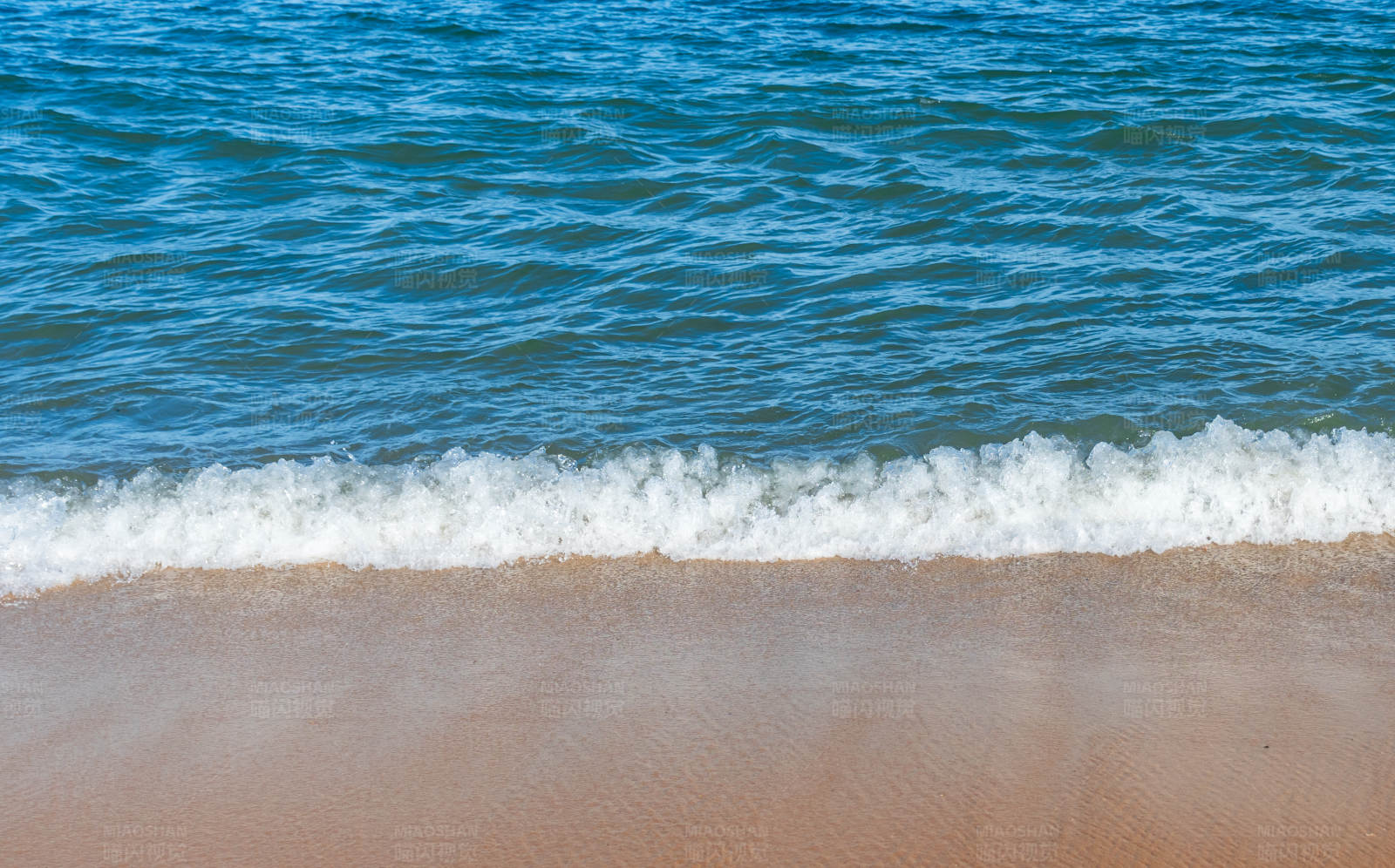 海浪輕拍沙灘