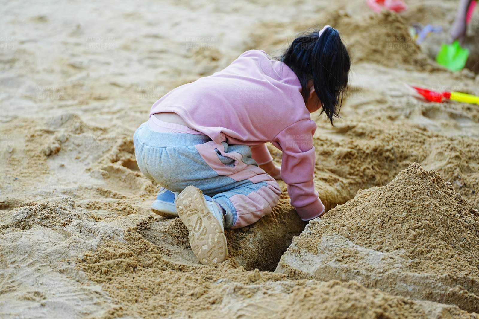 沙滩上的小建筑师