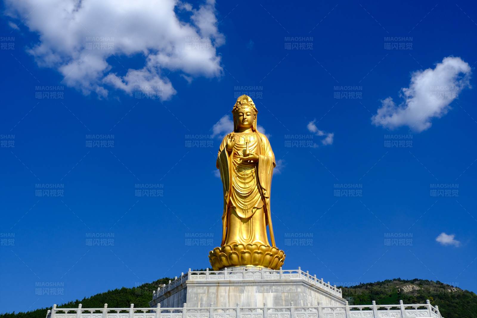 金色佛像屹立山巔